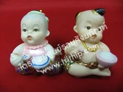 ตุ๊กตาเด็กไทยนั่งกินข้าว