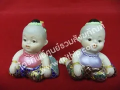 ตุ๊กตาเด็กไทยนั่งอิงหมอน
