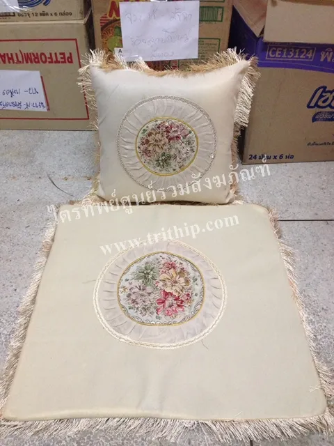 อาสนะลายจีบพร้อมหมอน สีครีม