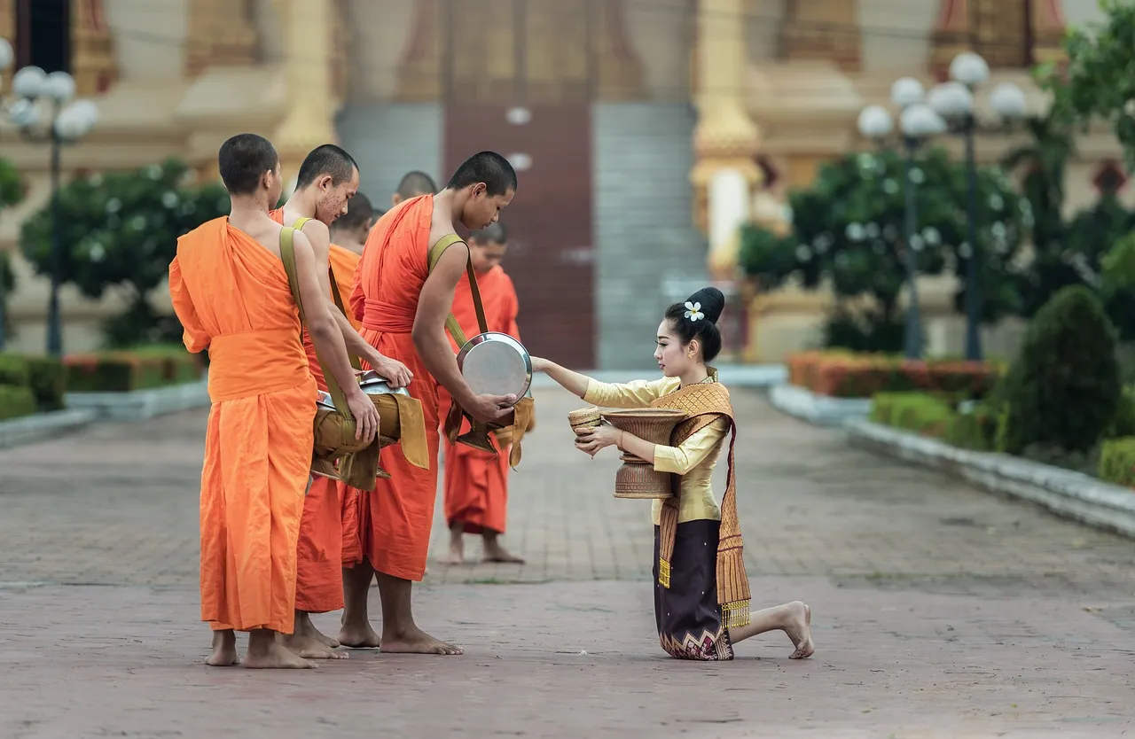 การตักบาตรแบบถูกวิธีจะได้บุญมาก