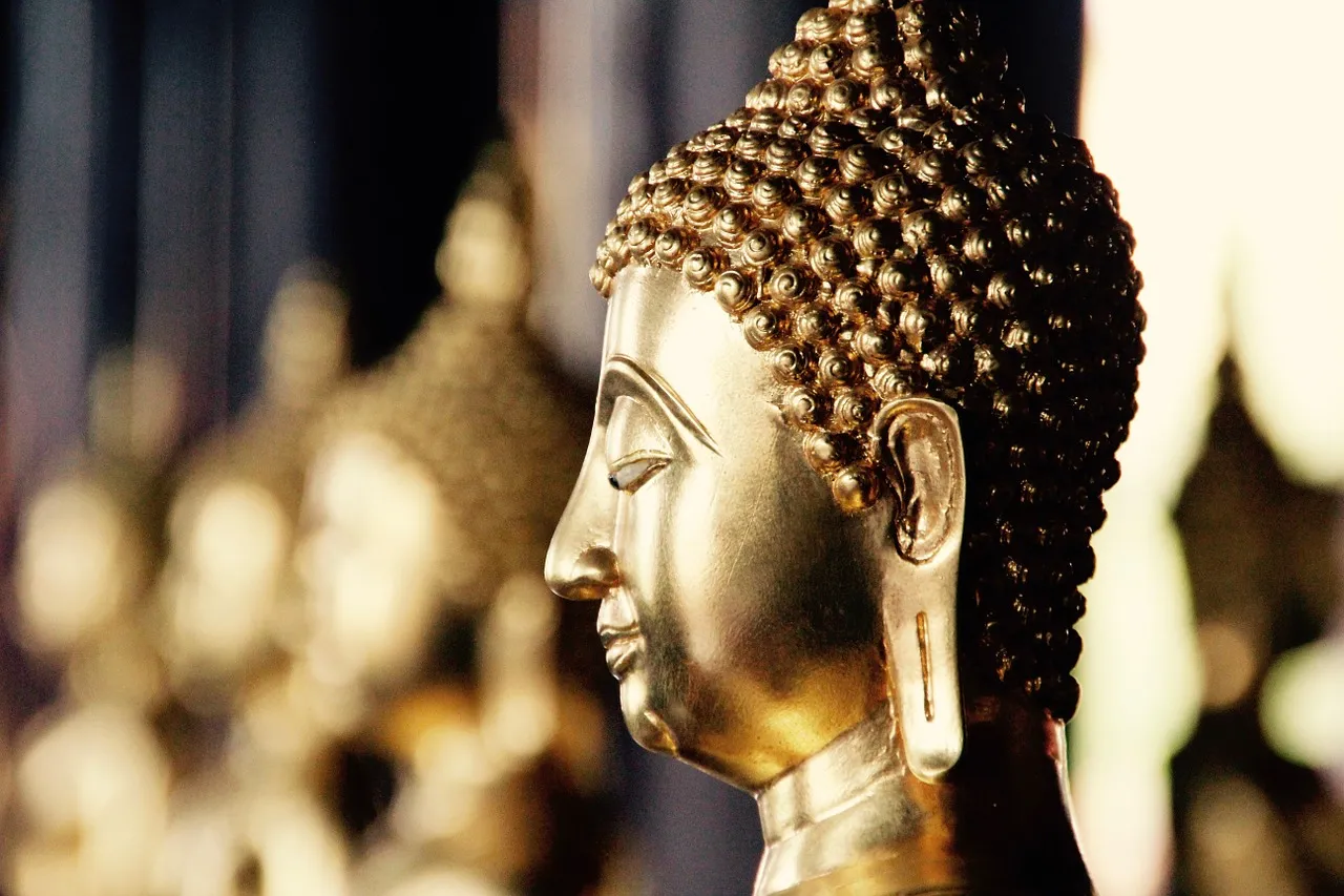 การปิดทองหลังพระนั้น เมื่อถึงคราวจำเป็น ก็ต้องปิด