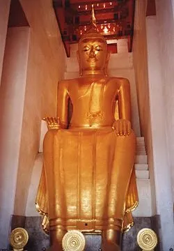 เหตุใดคนโบราณทํา “คอก” แคบๆ ล้อมพระพุทธรูป