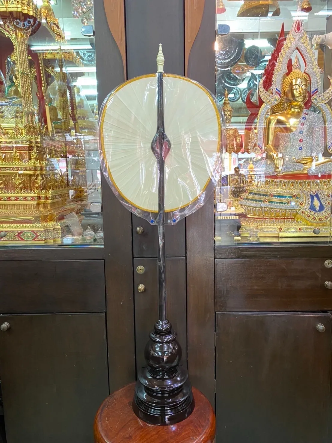 รู้จัก “ตาลปัตร” ที่พระสงฆ์ใช้ถือเวลาสวด