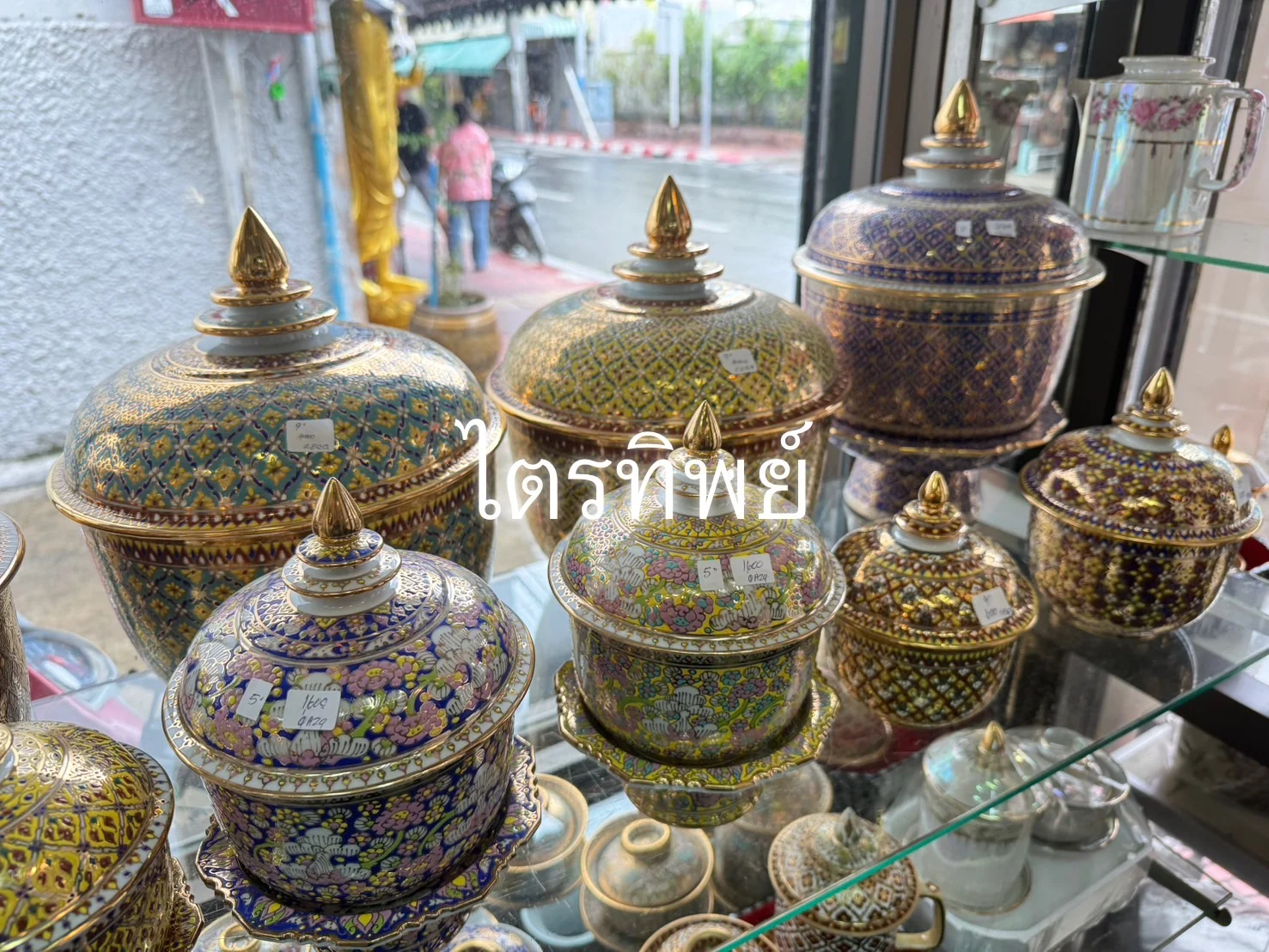 โถเบญจรงค์