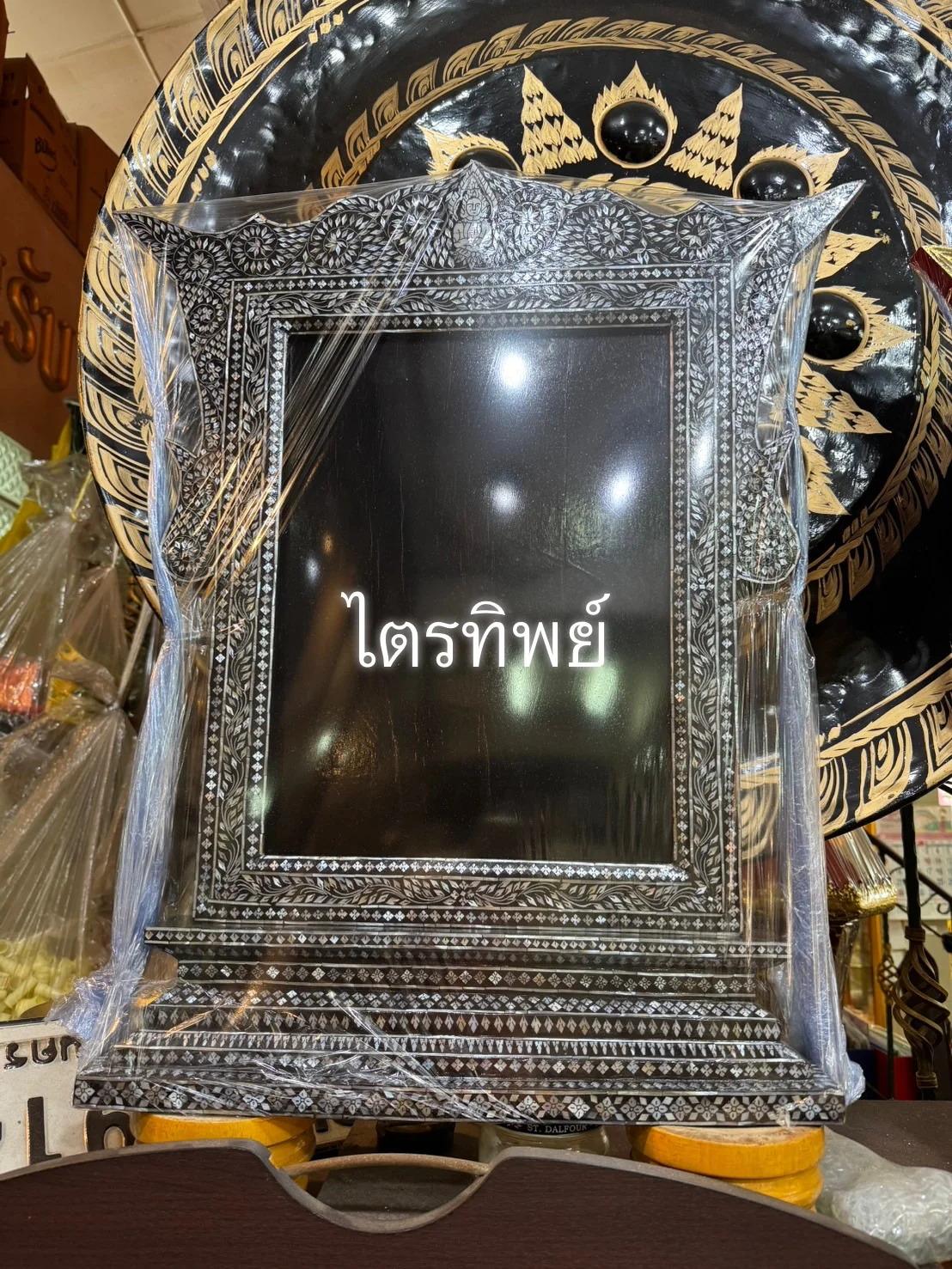 กรอบสัญญาบัตรมุก
